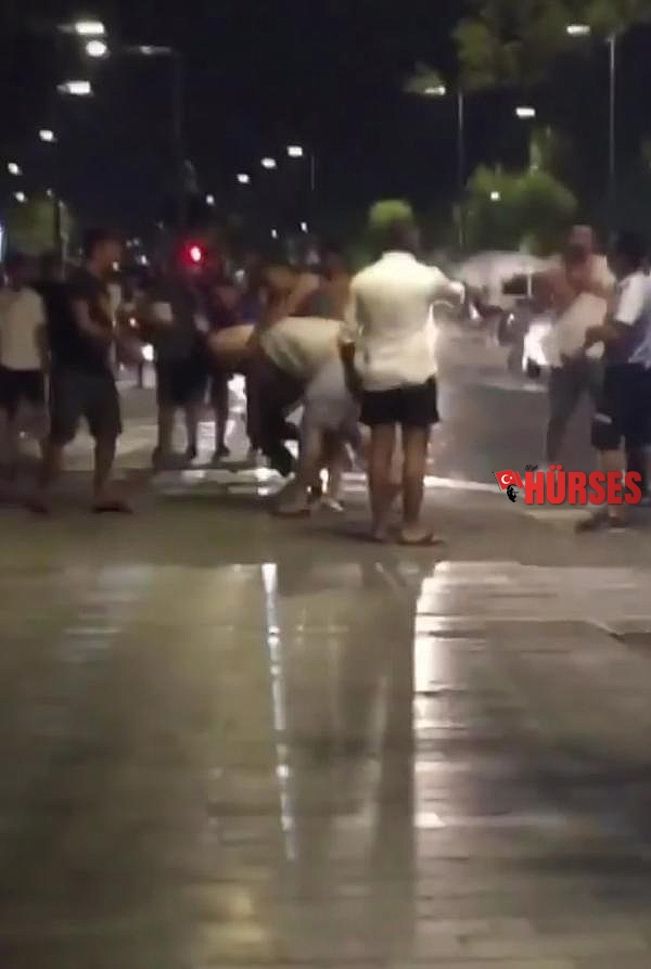 Arkadaşlarına otomobil çarptı, onlar kavgaya devam etti