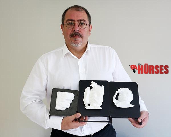 Bebeğin anne karnındaki görüntüsünü plastik model haline getiriyor