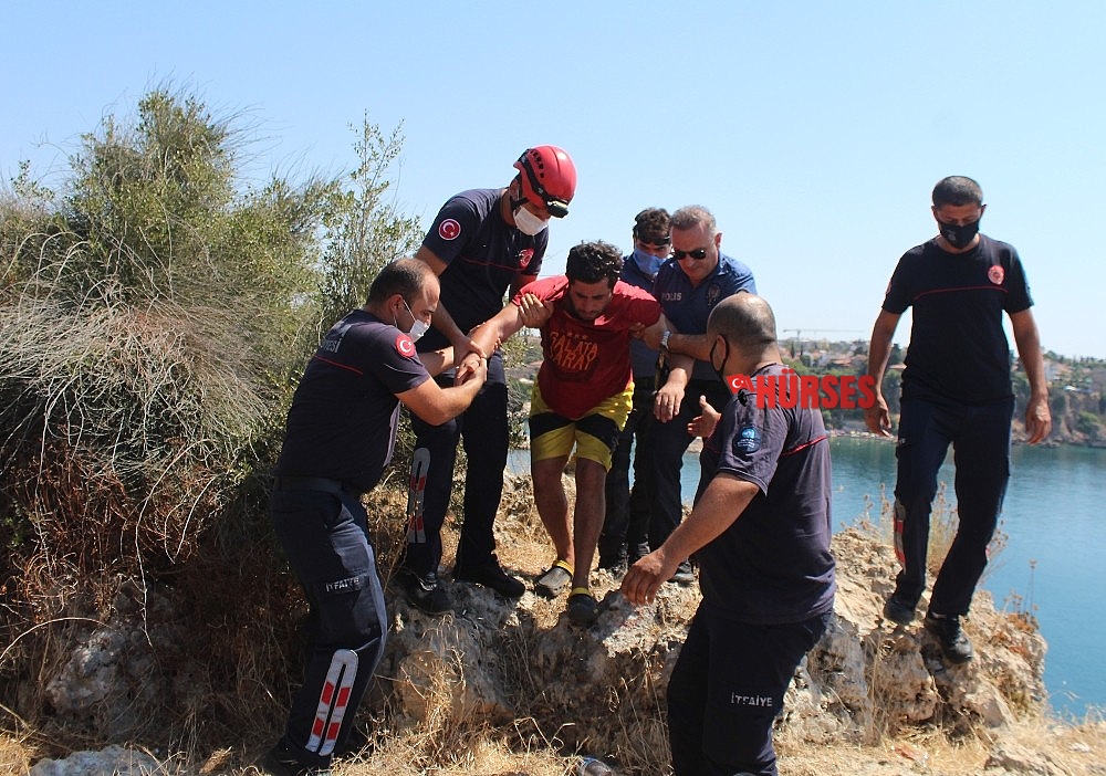 Bunalıma giren genci hayatı pahasına kurtardı