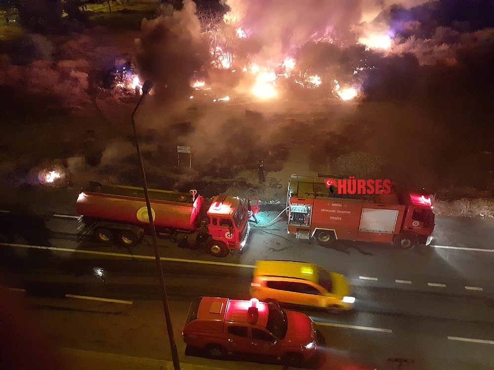 Çöp eşyaların olduğu alanda çıkan yangın korkuttu