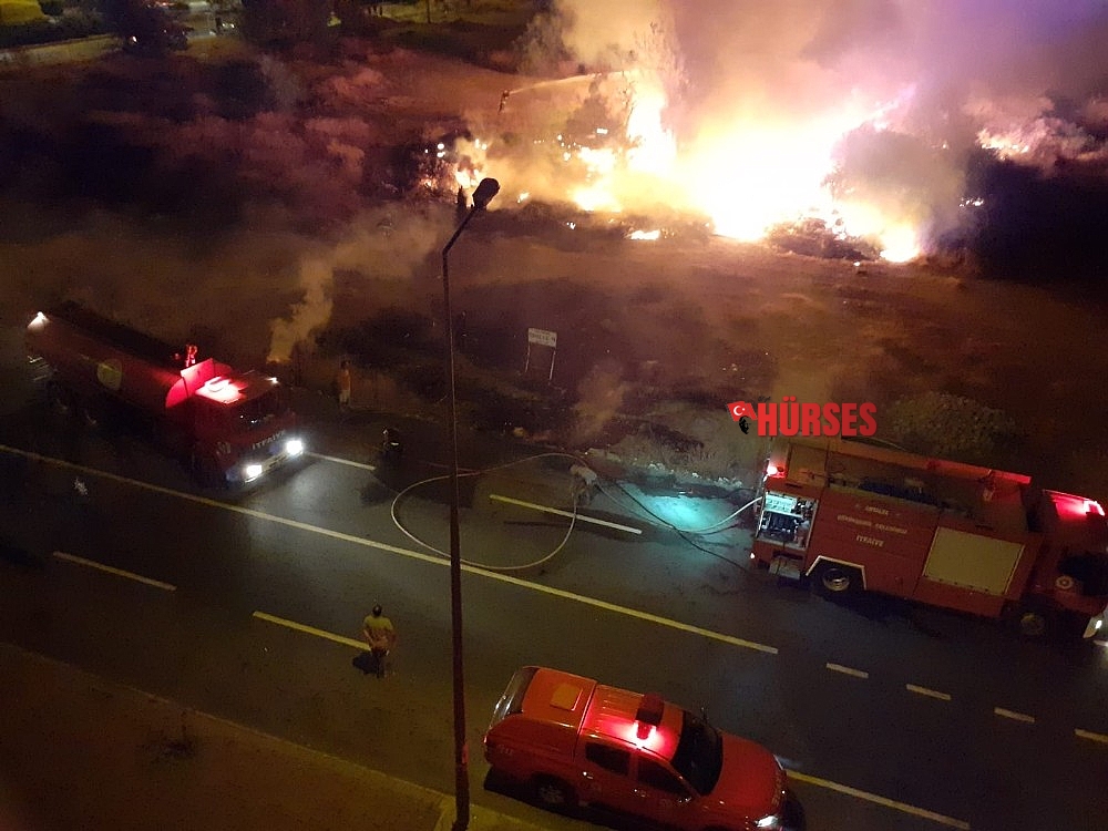 Çöp eşyaların olduğu alanda çıkan yangın korkuttu