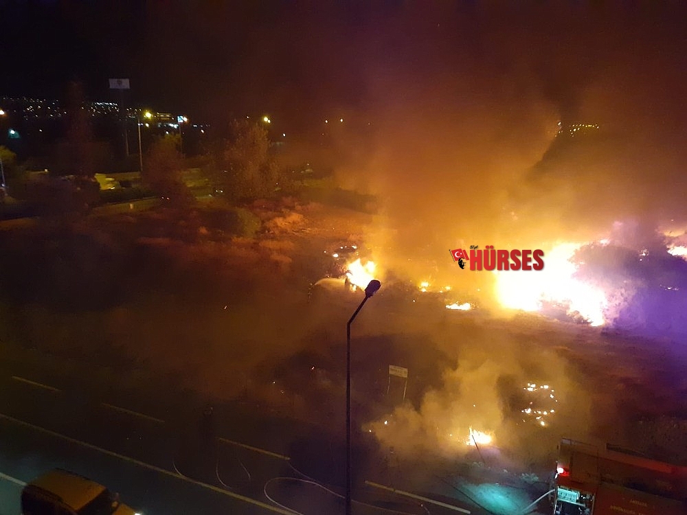Çöp eşyaların olduğu alanda çıkan yangın korkuttu
