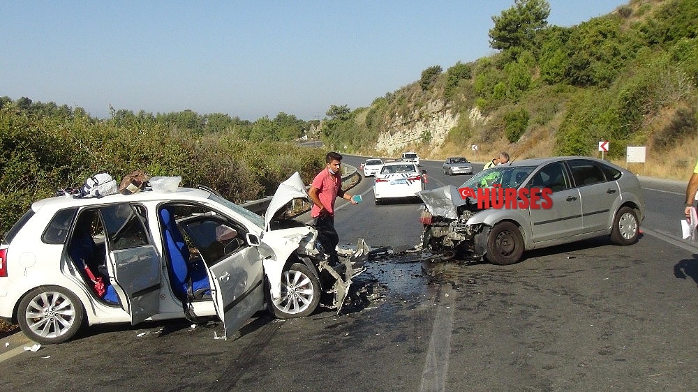 İki otomobil kafa kafaya çarpıştı: 4 yaralı