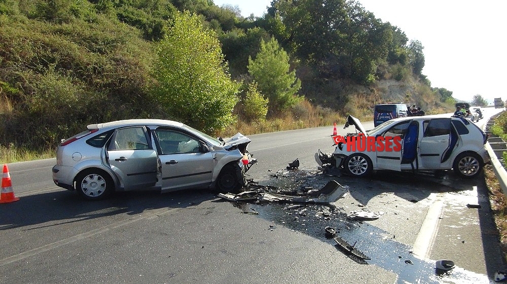 İki otomobil kafa kafaya çarpıştı: 4 yaralı