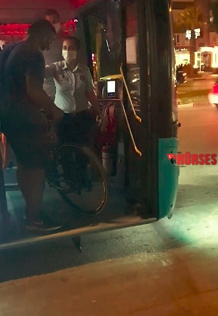 Kadın güvenlik görevlisinin tek sözü yetti