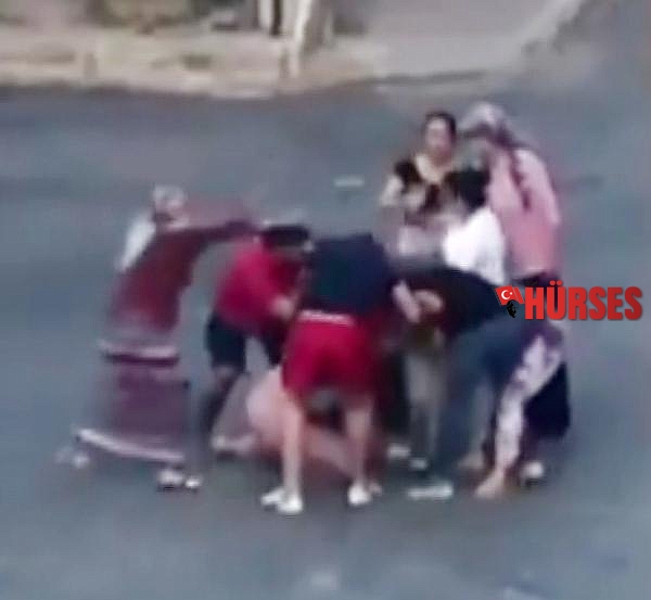 Kadınların sokak ortasındaki kavgasını erkekler ayırdı
