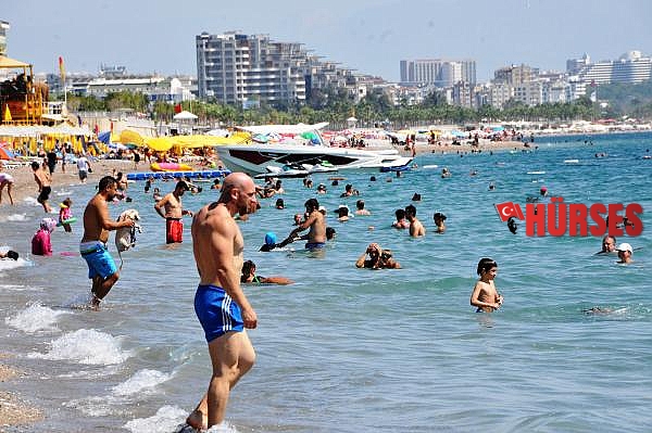 Konyaaltı Sahili'nde hafta sonu yoğunluğu