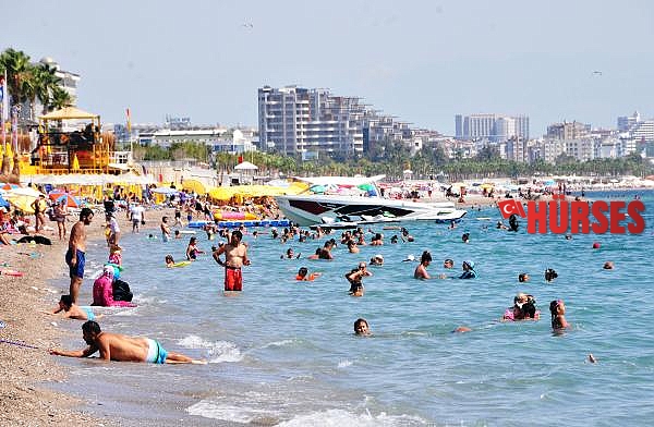 Konyaaltı Sahili'nde hafta sonu yoğunluğu