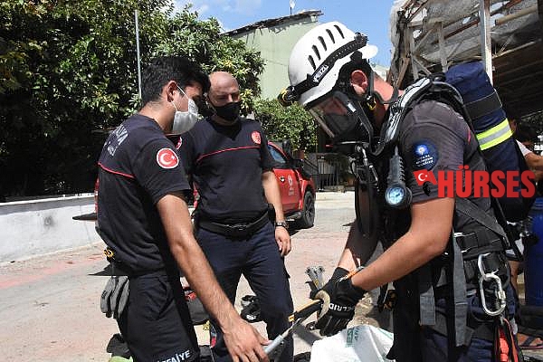 Kuyuya düşen kediye halatlı kurtarma operasyonu