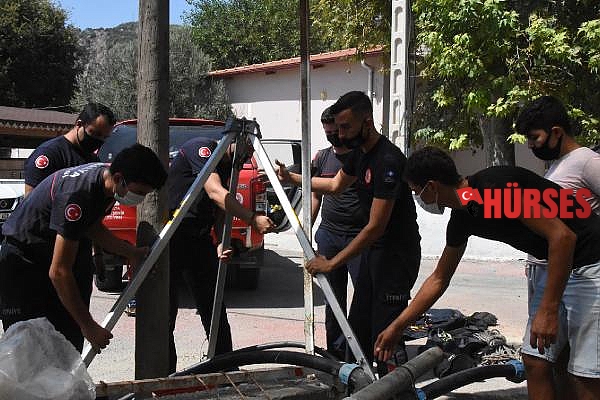 Kuyuya düşen kediye halatlı kurtarma operasyonu