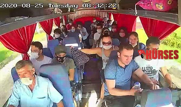 Midibüsün kırmızı ışıkta bekleyen 4 araca çarptığı kaza kamerada