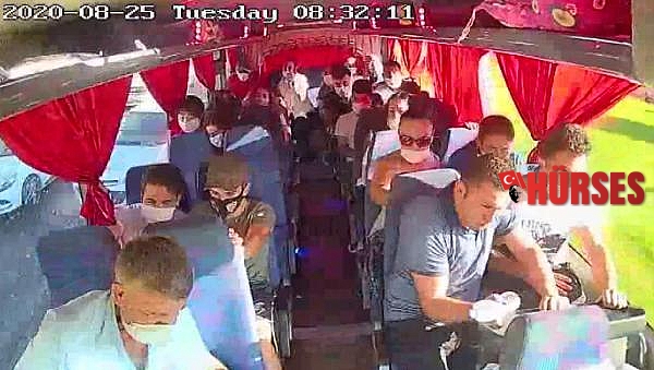 Midibüsün kırmızı ışıkta bekleyen 4 araca çarptığı kaza kamerada