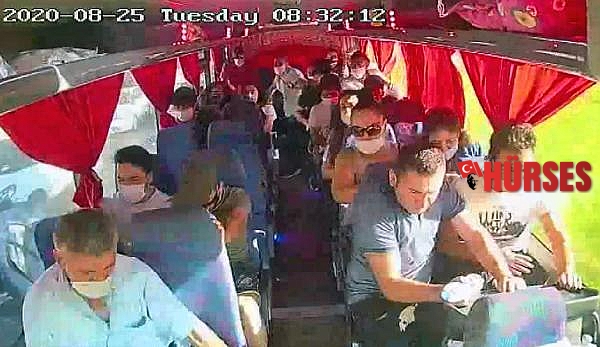 Midibüsün kırmızı ışıkta bekleyen 4 araca çarptığı kaza kamerada