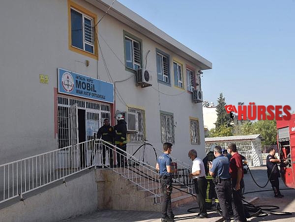 Okulda klima ünitesinden yangın çıktı