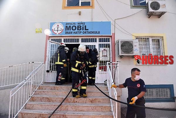 Okulda klima ünitesinden yangın çıktı