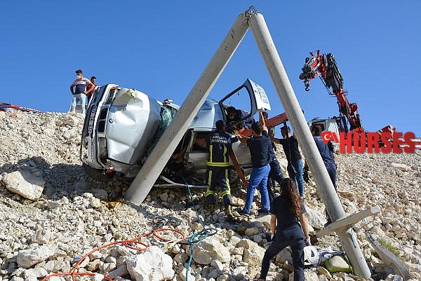 Otomobil beton direğe çarptı