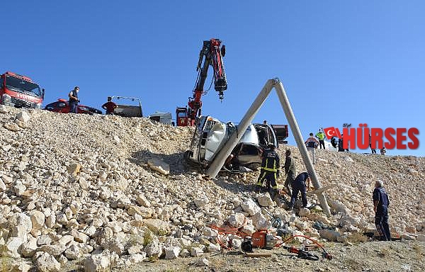 Otomobil beton direğe çarptı