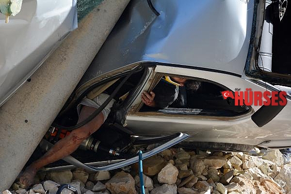Otomobil beton direğe çarptı