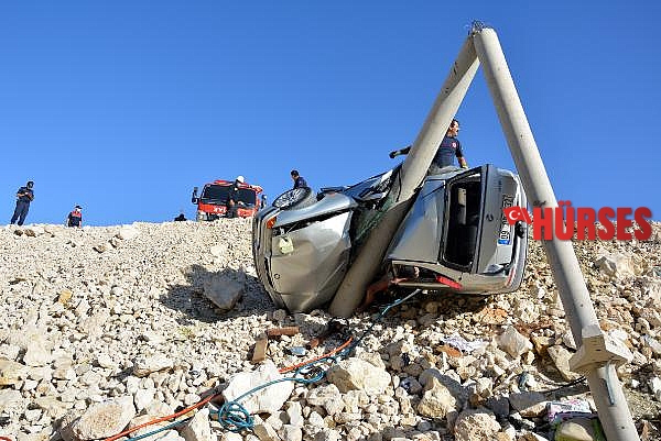 Otomobil beton direğe çarptı