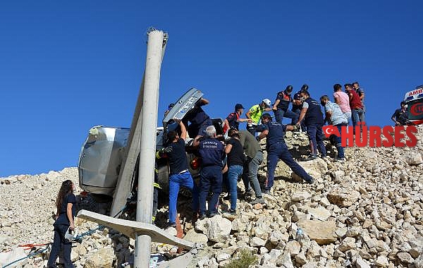 Otomobil beton direğe çarptı