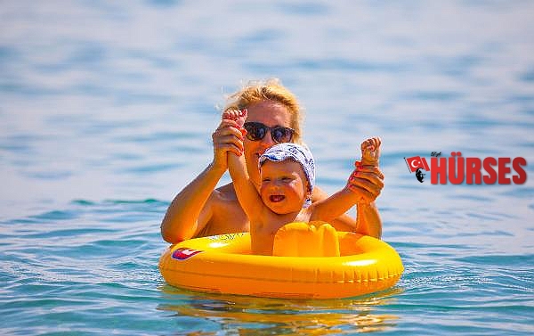 Sıcak hava bunalttı, sosyal mesafe unutuldu