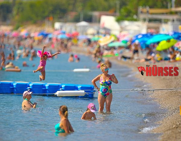 Sıcak hava bunalttı, sosyal mesafe unutuldu