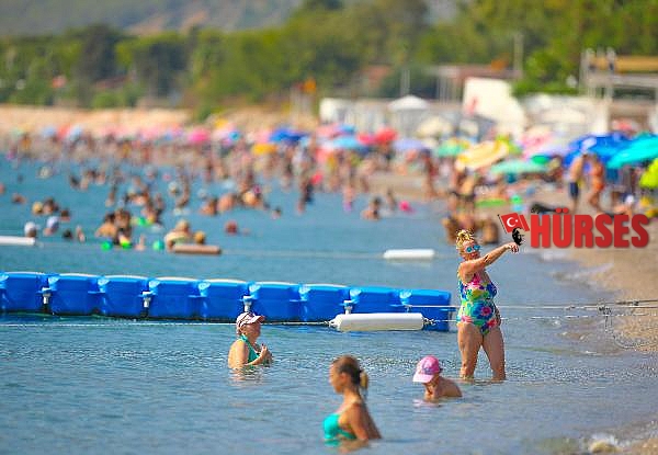 Sıcak hava bunalttı, sosyal mesafe unutuldu