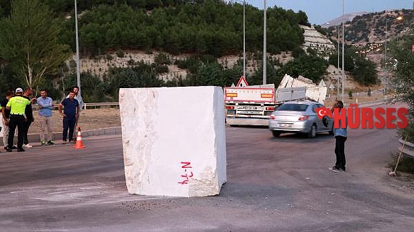 TIR'dan 18,7 tonluk mermer blok yola düştü