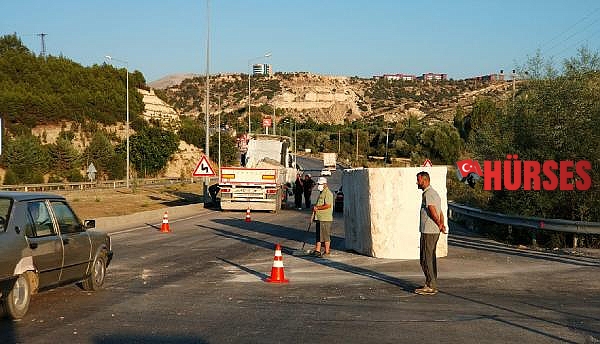 TIR'dan 18,7 tonluk mermer blok yola düştü