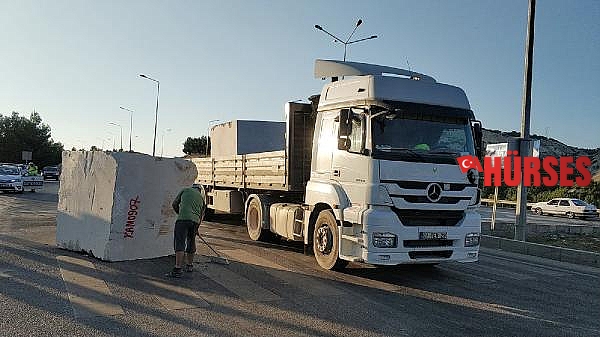 TIR'dan 18,7 tonluk mermer blok yola düştü