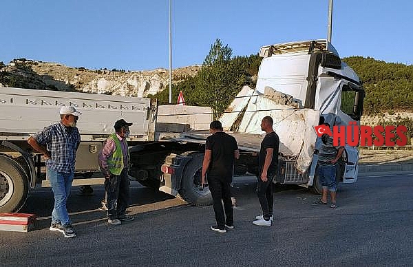 TIR'dan 18,7 tonluk mermer blok yola düştü