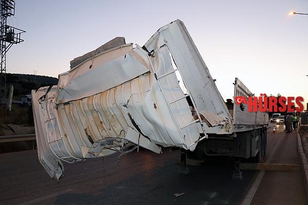 TIR'dan 18,7 tonluk mermer blok yola düştü