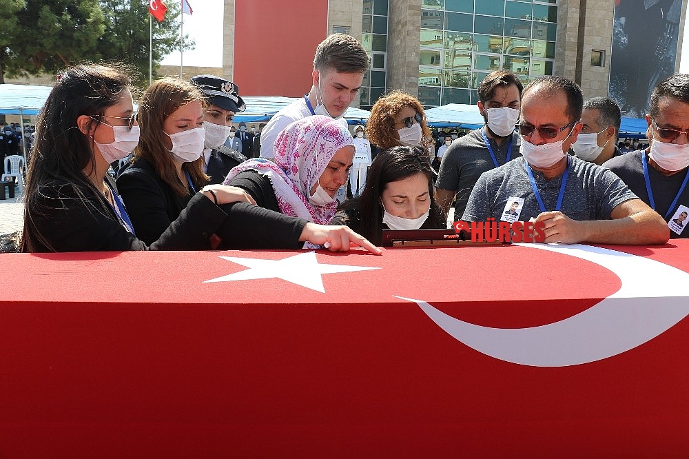 Trafik kazasında şehit düşen polis gözyaşları arasında uğurlandı