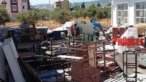 Yetişmeyen okulun malzemeleri ortada kaldı