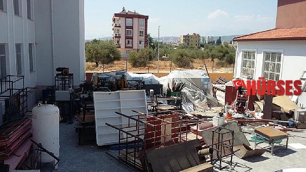 Yetişmeyen okulun malzemeleri ortada kaldı