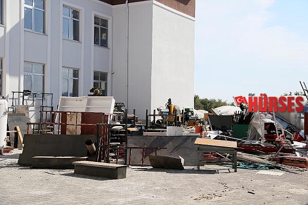 Yetişmeyen okulun malzemeleri ortada kaldı