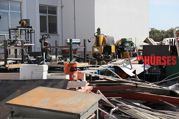 Yetişmeyen okulun malzemeleri ortada kaldı