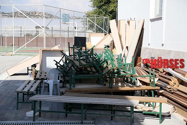 Yetişmeyen okulun malzemeleri ortada kaldı