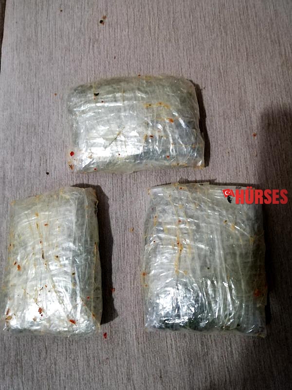 Lahmacuna sarılmış 800 gram esrar ele geçirildi
