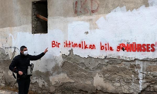 Eski evlerin duvarları yazı tahtası oldu