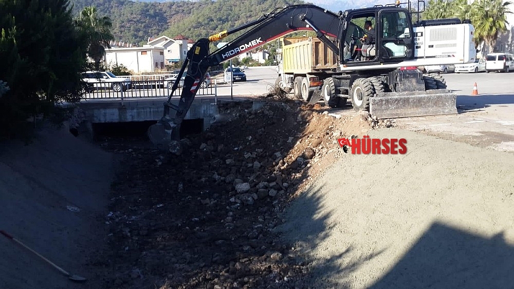 Kemer'de dereler ıslah ediliyor