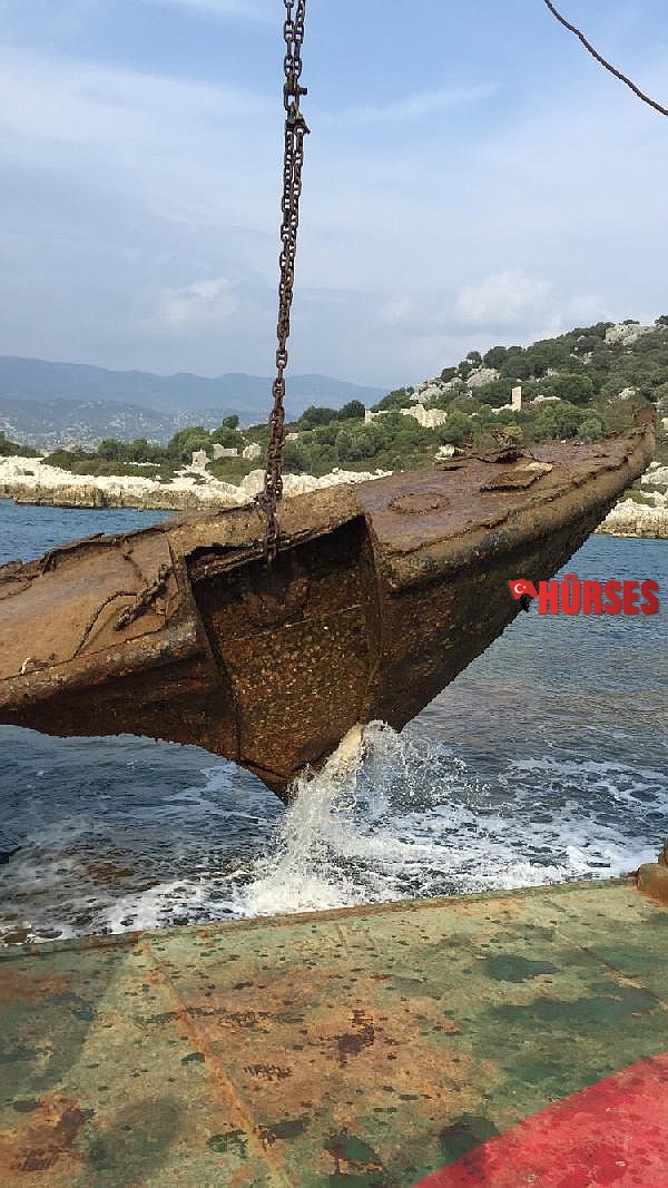 2 bin 400 grostonluk gemi, parça parça kesilip su altından çıkartılıyor