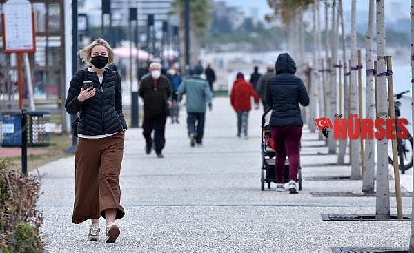 Antalya'da kısıtlama sonrası sahil keyfi