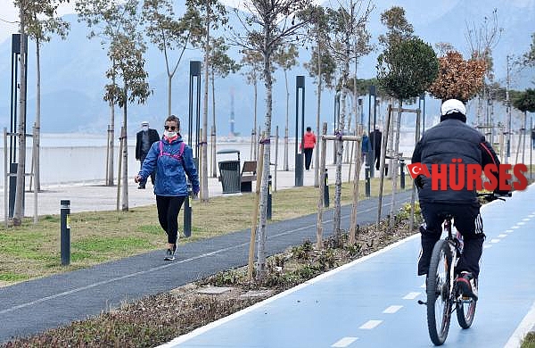 Antalya'da kısıtlama sonrası sahil keyfi