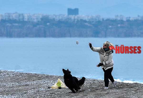 Antalya'da kısıtlama sonrası sahil keyfi