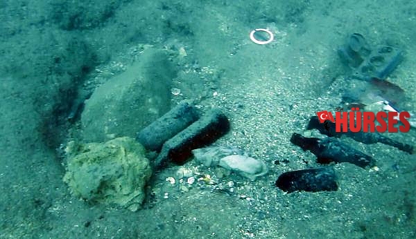 Deniz tabanı, 'kısmet açmak' için atılan asma kilit ve plastikle dolu