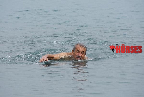Emekli öğretmenin kış ortasında deniz keyfi