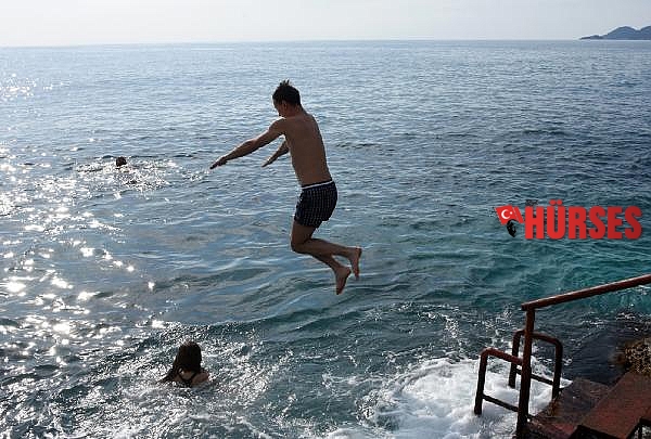 Rus ve Kazak turistlerin deniz keyfi