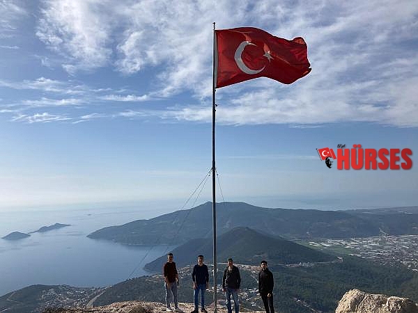 Turistik bölgedeki tepeye dev bayrak