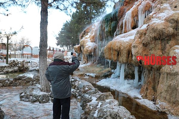 Dondurucu soğuk nedeniyle sıcak su şelalesi buz tuttu
